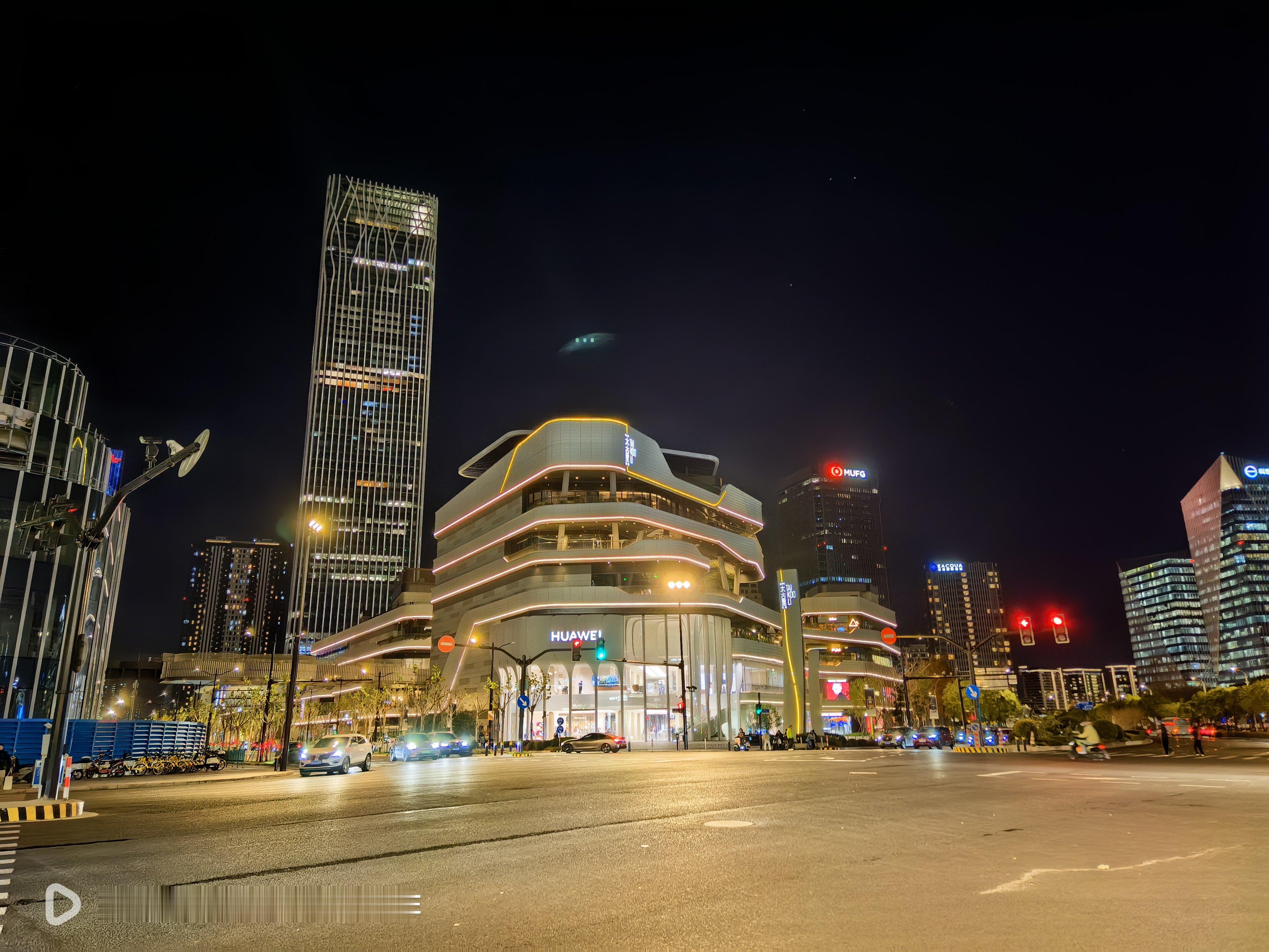 晚上8点多的前滩太古里，人流不大…… 