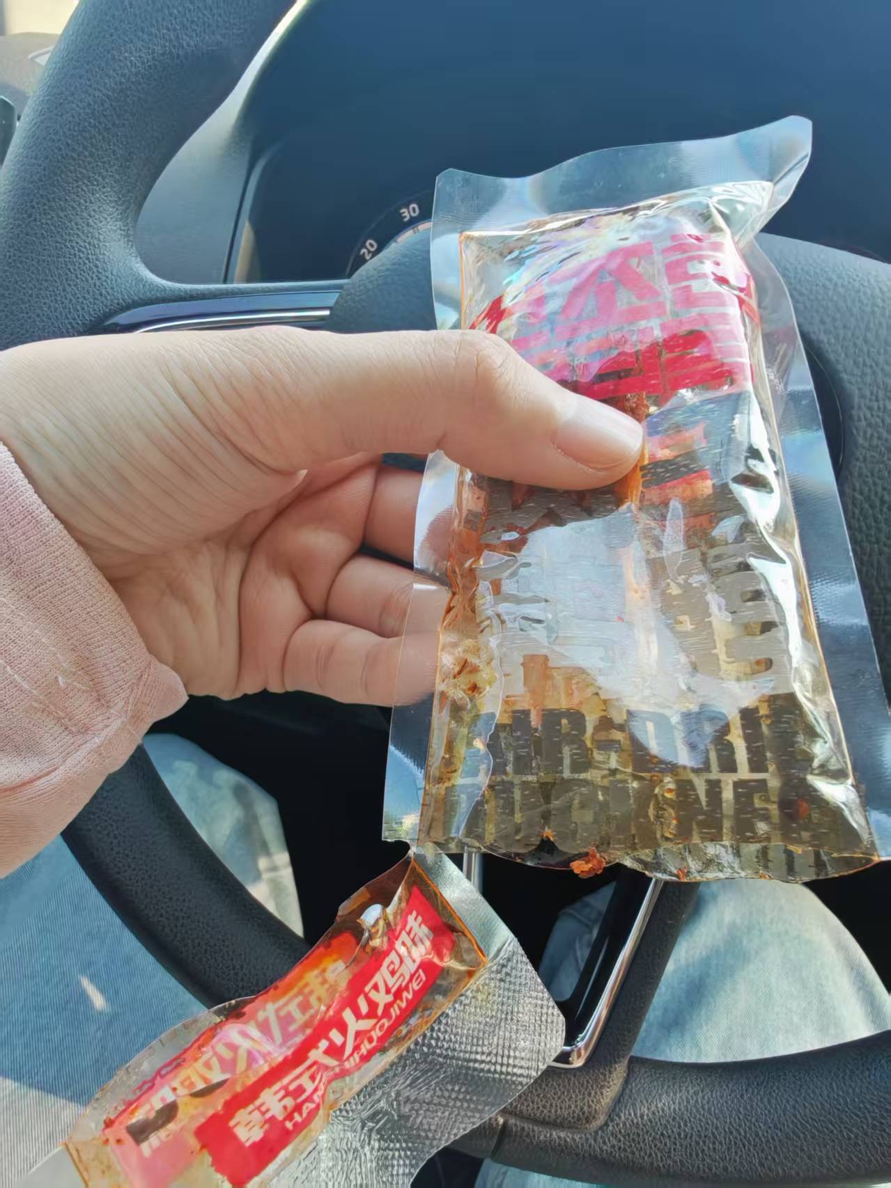 好想来测评周小贱鸭脖韩式火鸡味，辣辣的，没事嗦一根还挺有滋味的推荐 