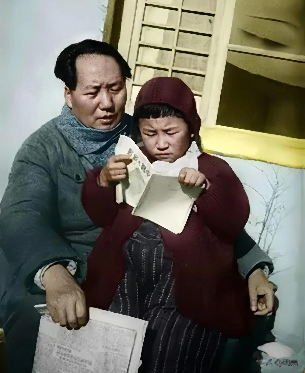 这张照片令人感叹不已，画面温馨而自然。照片拍摄于1946年时期的延安，毛主席正在