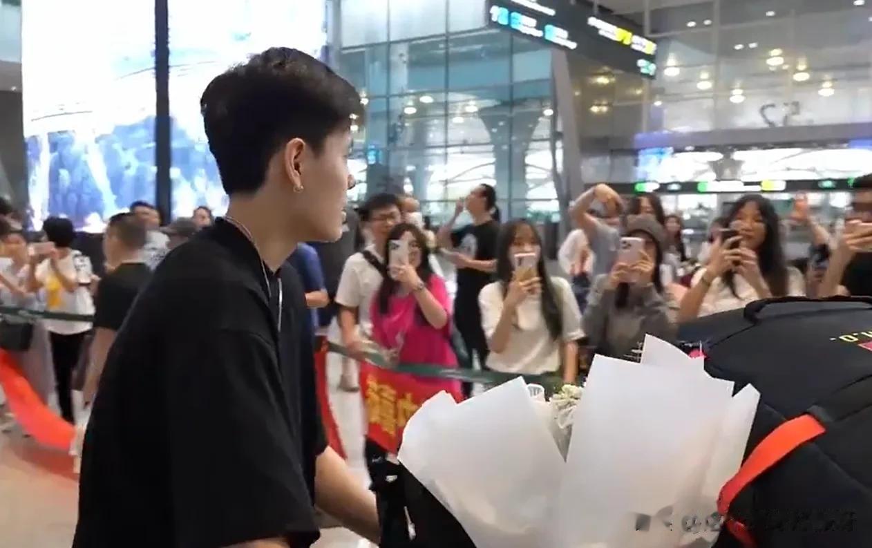 中国女篮获亚洲杯冠军，球迷凌晨5点来接机，并且连中国男篮的名字都不想提了。
中国