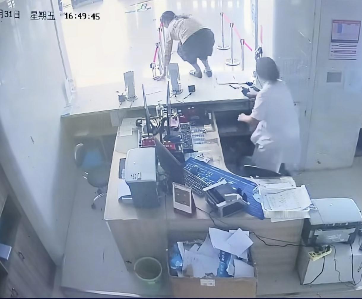 19岁小伙倒地，三人翻窗救人，两分钟完成急救接力。
前几天，濮阳仁济医院的一段监