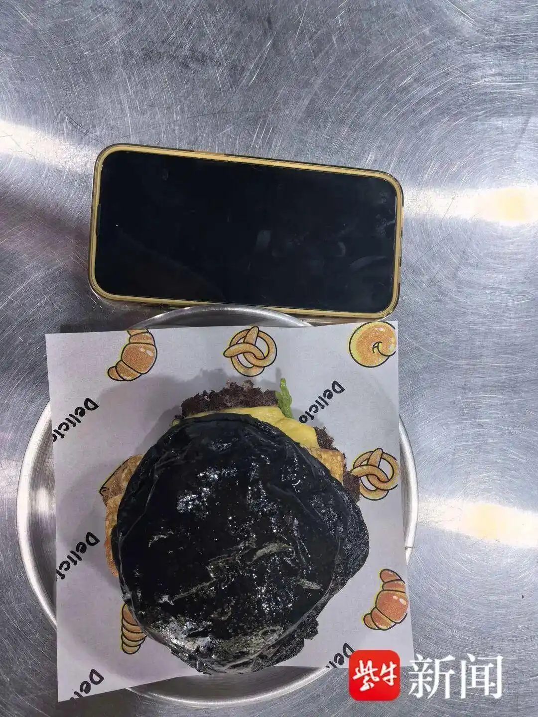 【博主吃12个汉堡被拒老板称遭网友骚扰】吃12个汉堡被拒博主曾直播讨论据扬子晚报