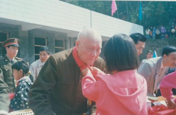 [太阳]1997年的春节，82岁的开国少将詹大南将一个存折放在桌上，对7名子女们