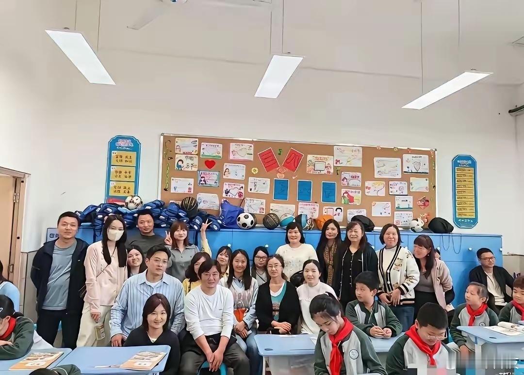 张雪被女儿班主任点名参加家长会，并合影。看照片右一那哥们。 