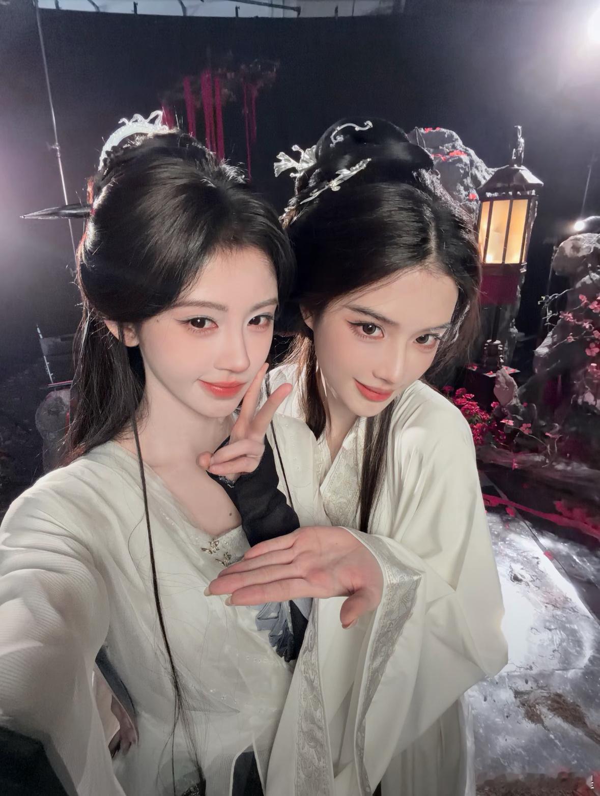 鞠婧祎何丹彤合拍视频鞠婧祎何丹彤来战转场视频 如此权威的两位 