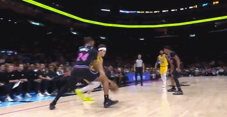 詹姆斯这球真神了。湖人