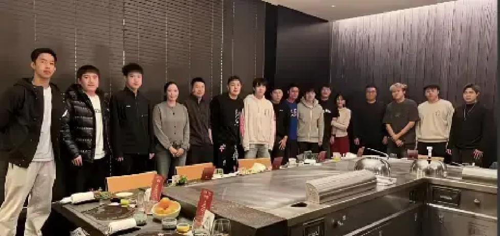 王楚钦白卫衣惊现饭局！
 
刚打完仁川冠军赛，人还没回北京，就被陈玘拉去南京小馆