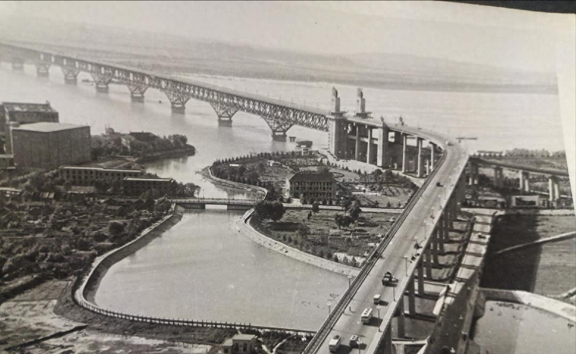 毛泽东时代创造的三项世界级重大工程，如今依然发挥重要作用，百姓受益无穷，彰显伟人