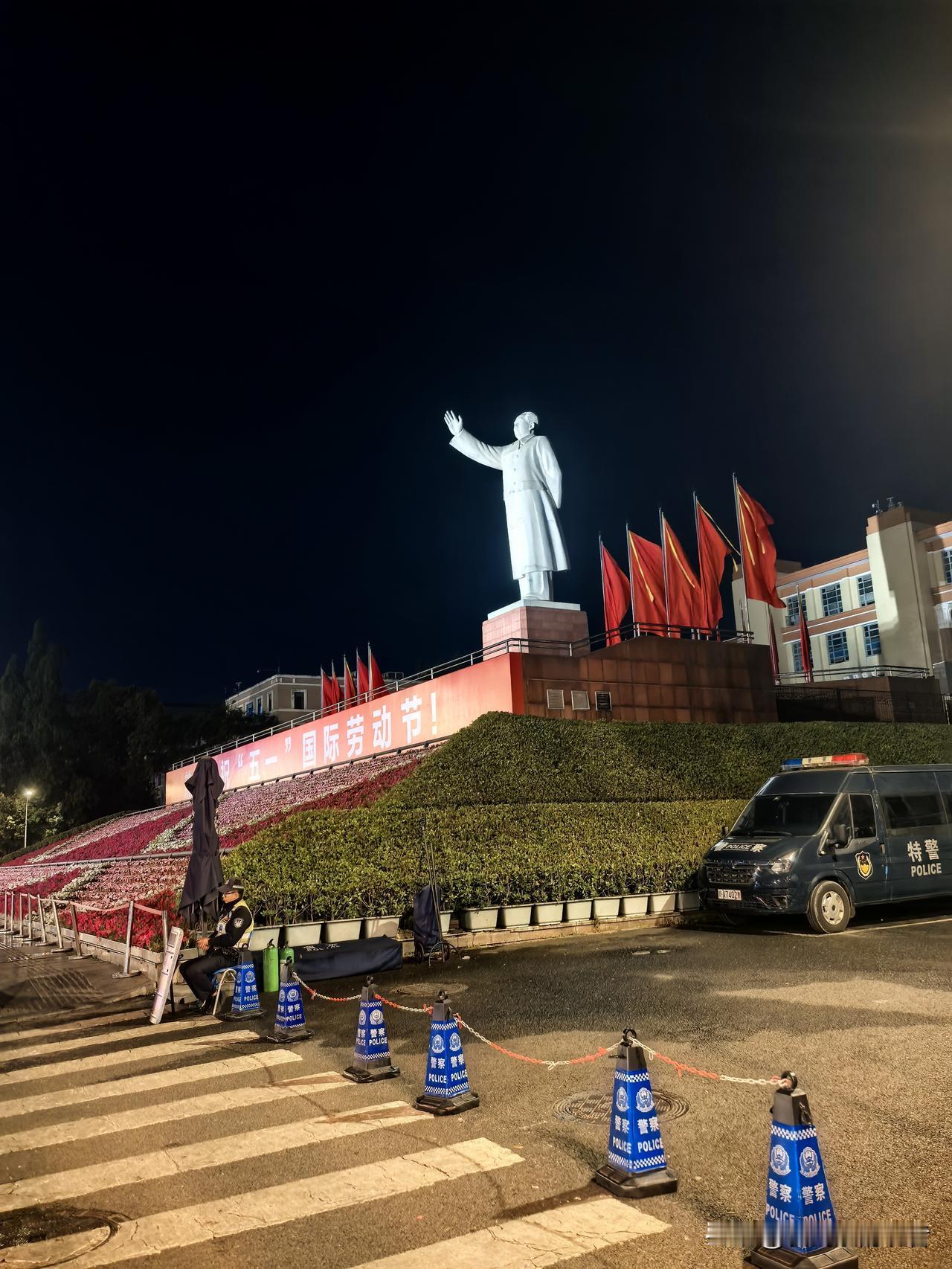 夜色下的天府广场主席像。