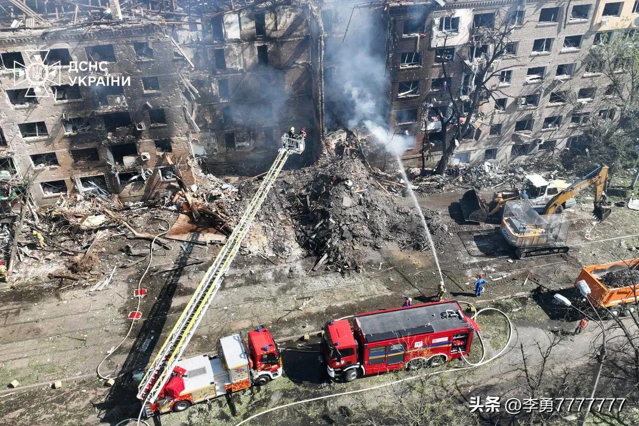 泽连司斯总统：昨天俄罗斯袭击的善后工作仍在基辅的舍甫琴科区和波迪尔区继续进行。近