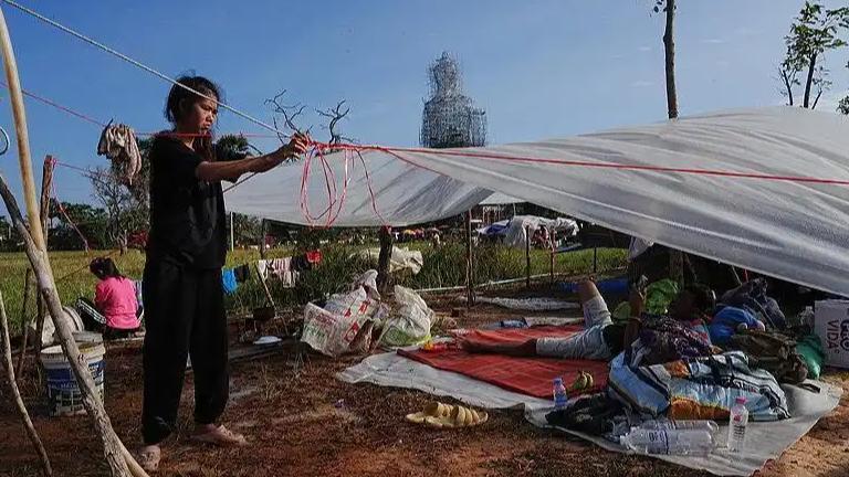 边境烽火再起，中柬泰三边关系牵动人心。柬埔寨与泰国因边境寺庙争议持续对峙，紧张局