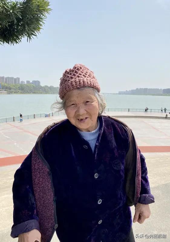 75岁婆婆分享的婆媳相处之道太实用了！以前我总想讨好儿媳，结果吃力不讨好。
就像