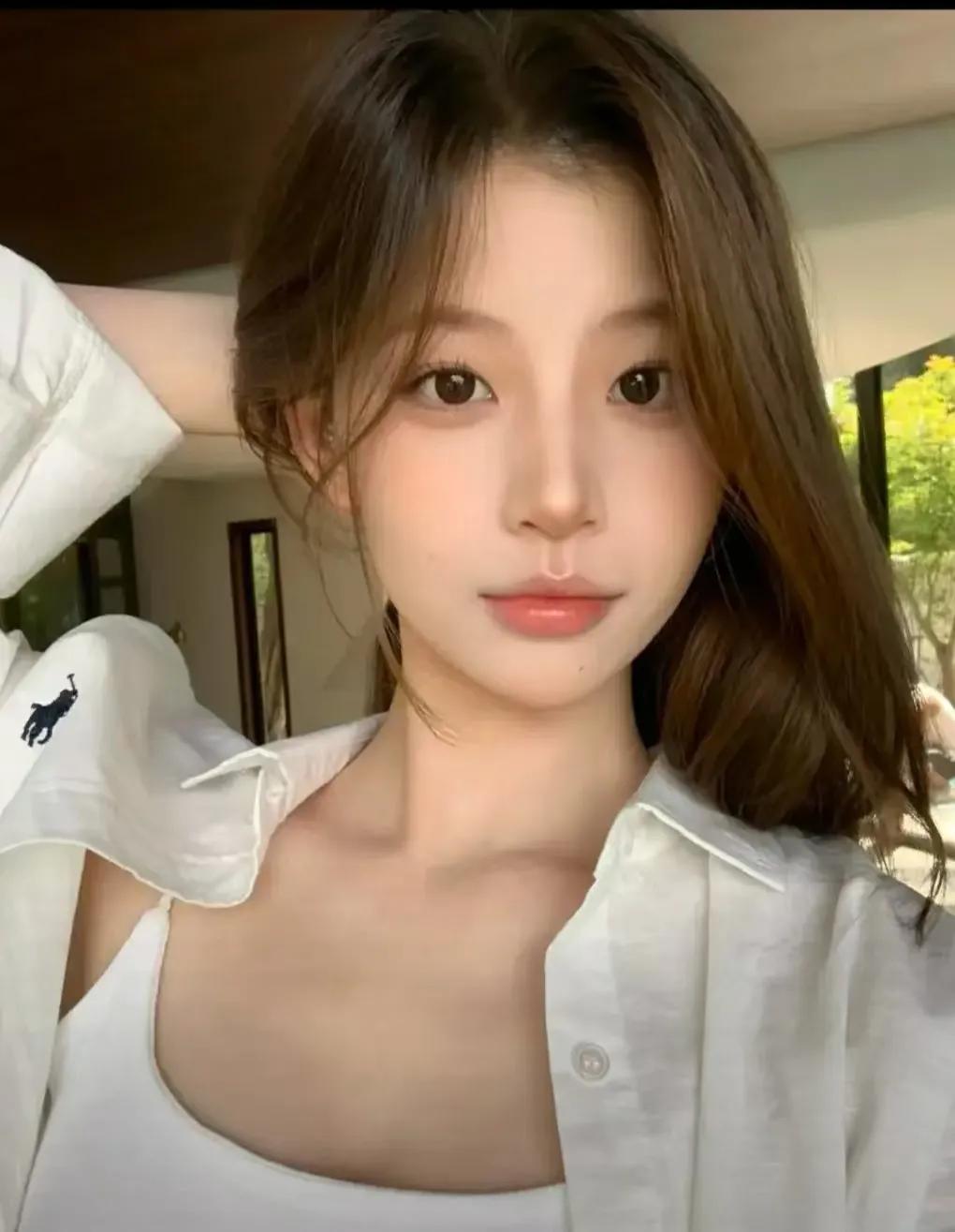 在小镇的一隅，有一个女孩名叫小柔，她的笑容如春日的暖阳，乖巧恬静，温婉贤淑。小柔