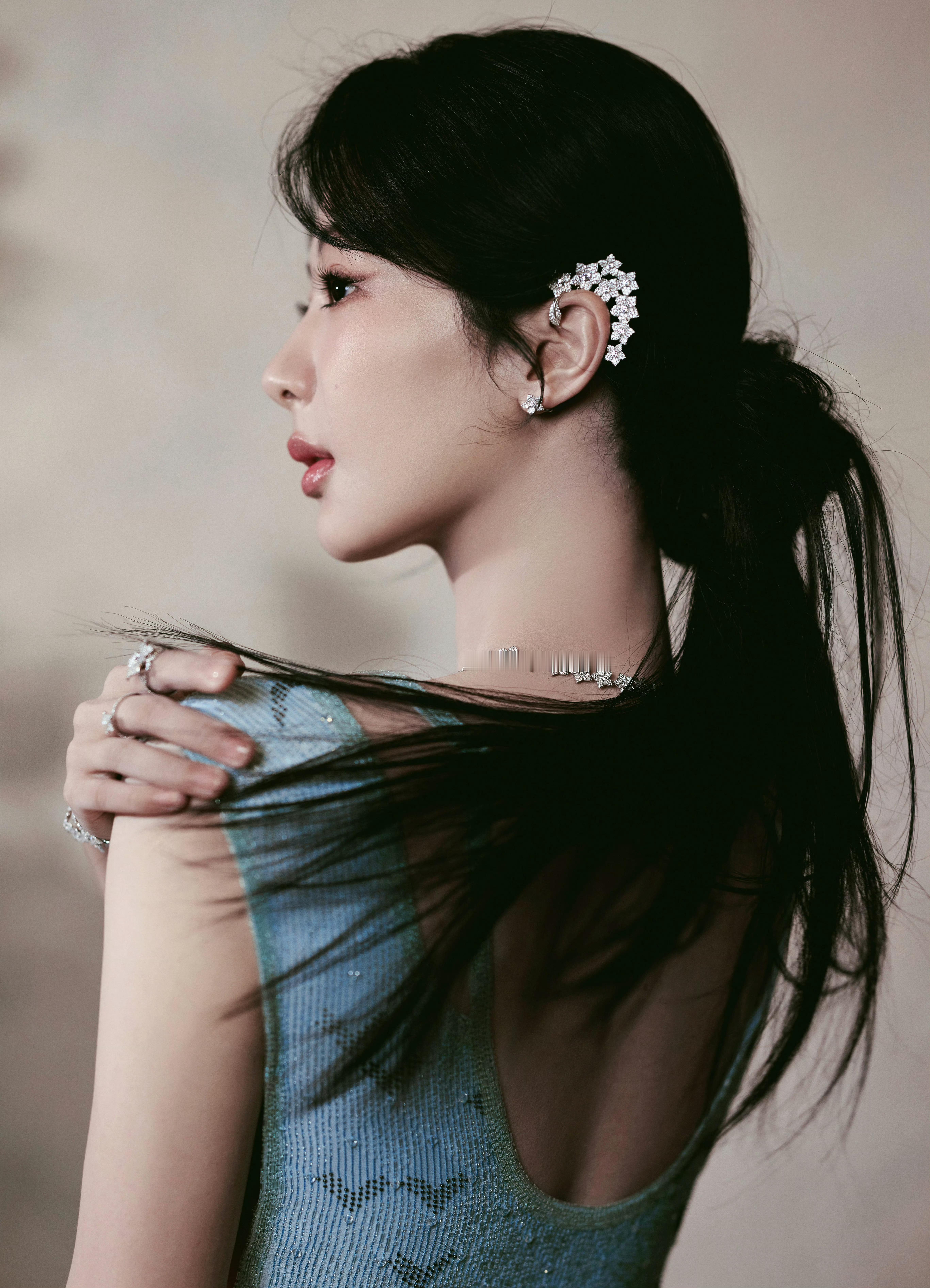 杨紫将登上港版vogue封面   紫这组开年封面 春意盎然 非常美品牌来自💎A