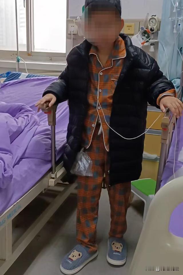 山东菏泽，5年级男孩小烨和同学玩耍时被撞了一下后肚子疼，家长带他去检查，被告知要