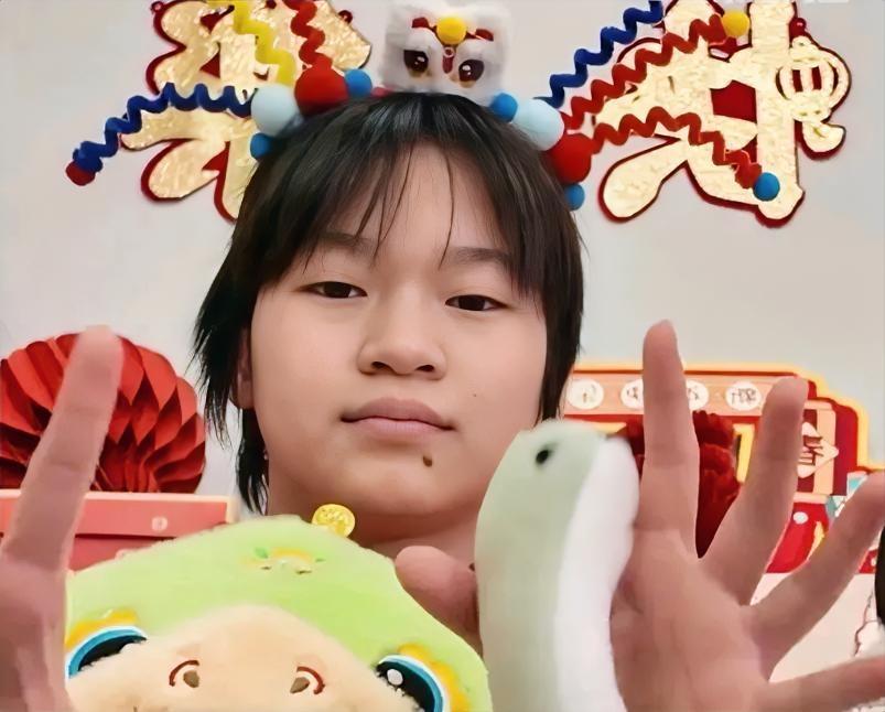 昨晚
一位老记者说起全红婵时
不由得赞叹道：“这孩子真懂事！”

全红婵在迈合村