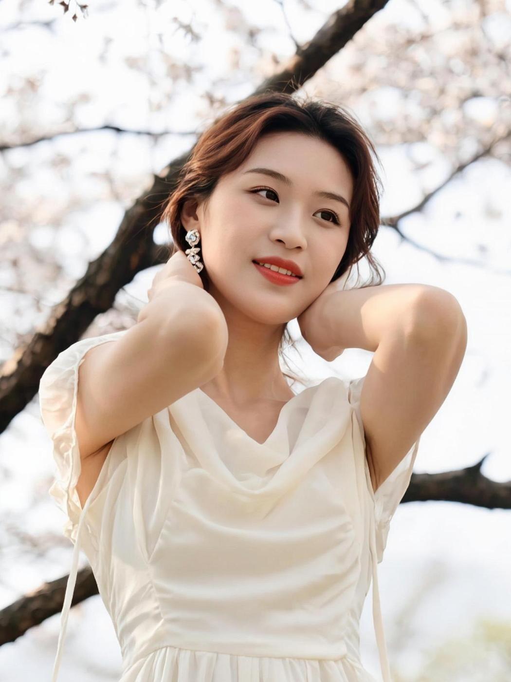 樱花飘落的瞬间，我正对着镜头摆pose，结果风一吹，发丝乱飞，像极了被生活暴击后