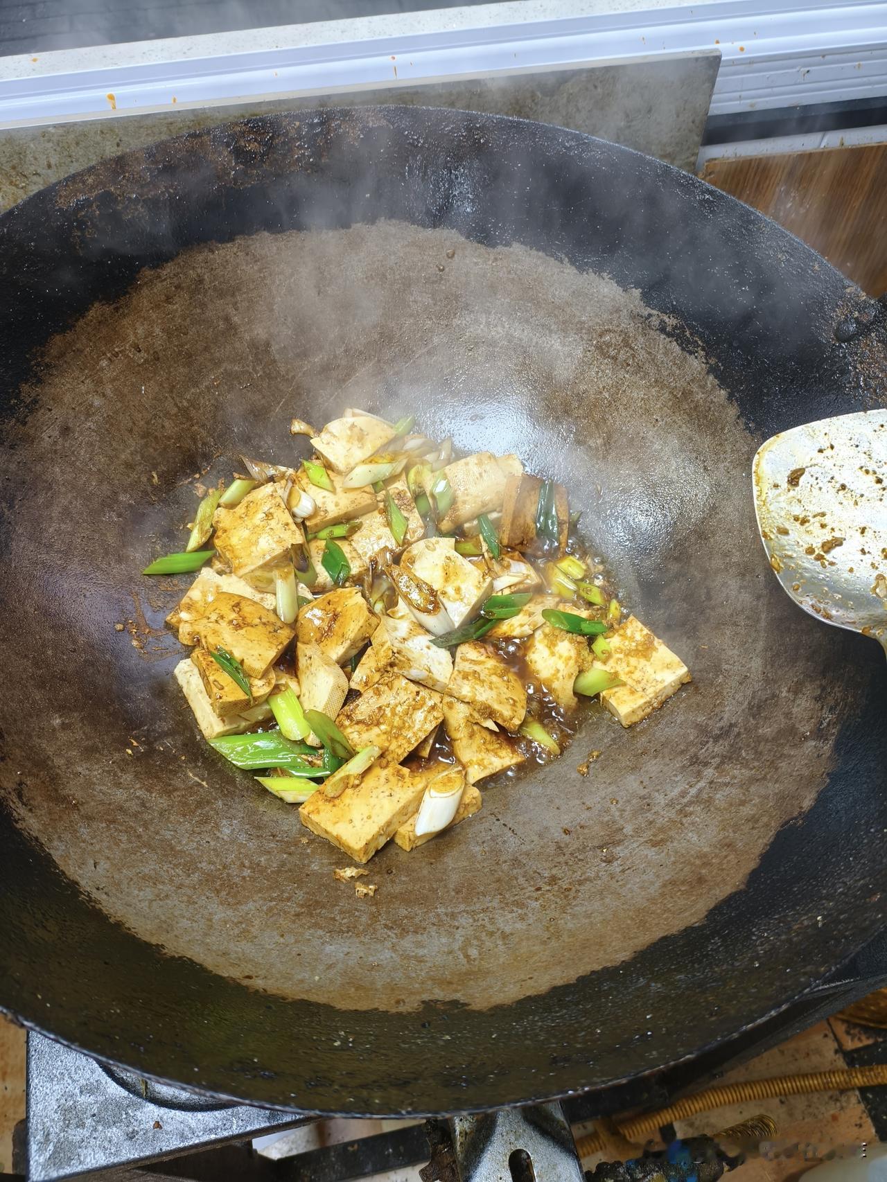爱人买回来一块，和老家一样的老豆腐，一股豆香味很浓的那种。

 这种豆腐是我在老