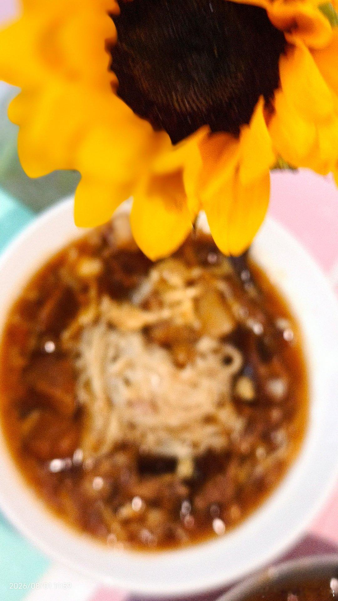 划完早課賽艇10k，回來給女兒補生日麵——祖傳秘方打滷麵🍜。 