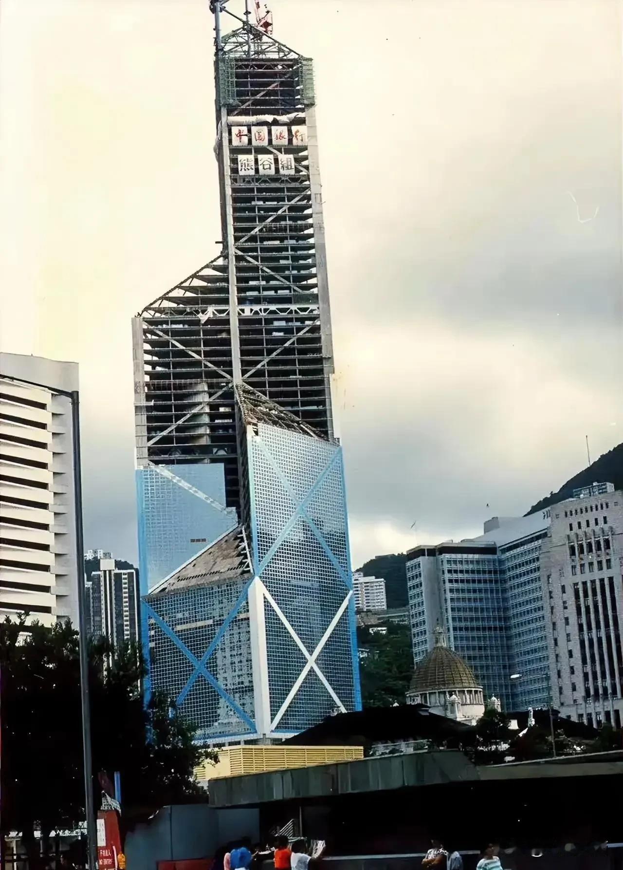 上世纪80年代修建的香港中银大厦，是贝律铭的作品，当时就备受争议！有的说是影响了