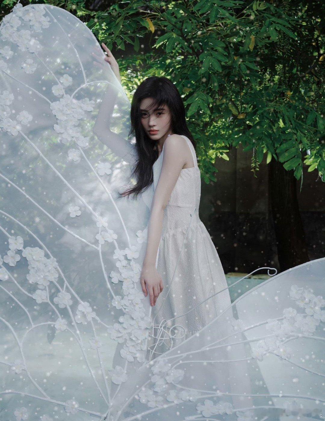 #鞠婧祎[超话]# 鞠婧祎的这个妆造也太美了吧，感觉整个画风如梦似幻，看到以后就