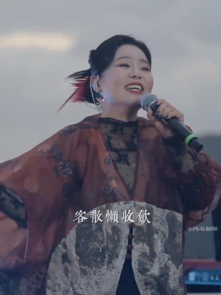 江声九旧年。
龚琳娜。
声无哀乐，意开珊。
客散椒收敛，听梧桐。
疏雨滴屋檐，人
