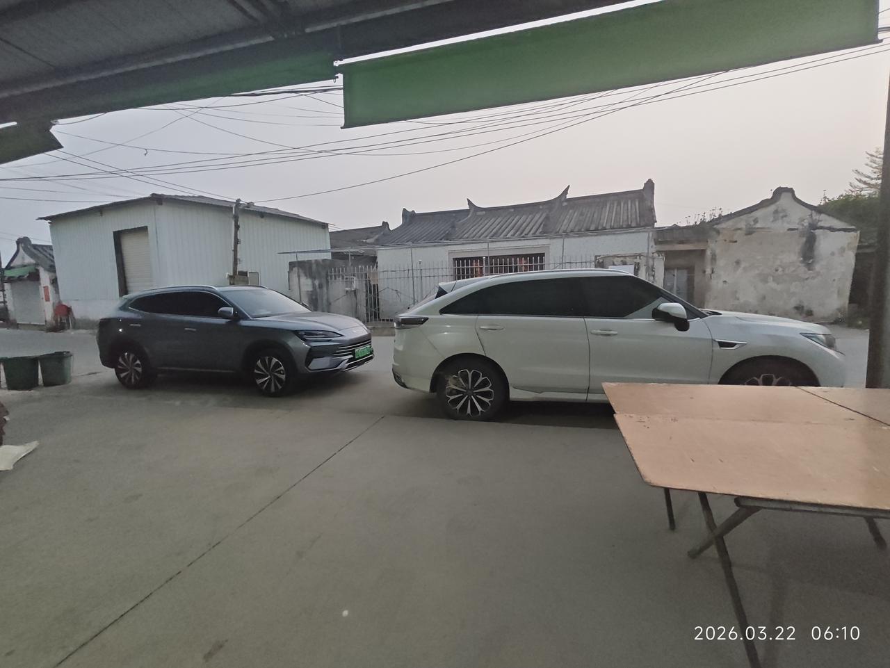 这两辆SUV
白色的30万级别，灰色的15万级别

两者价格相差一倍

但价格贵