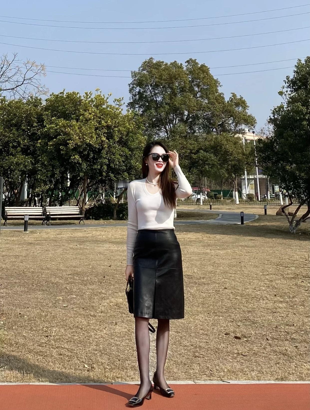 你见过穿着简单打扮很气质的女人吗不用过多装饰，就能展现出高级优雅的气质。她们不追