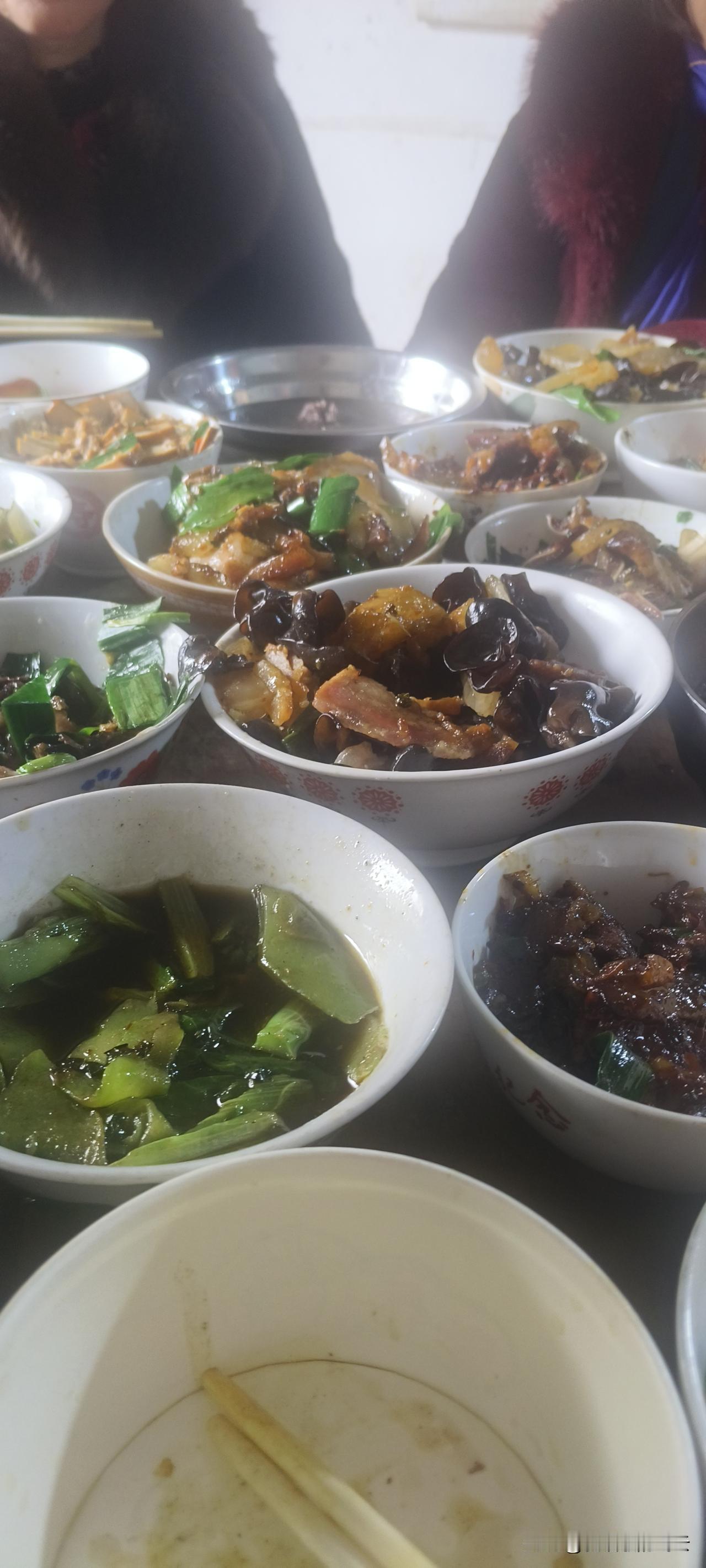 时代变了，走亲戚更喜欢吃农村的碗碗菜，不喜欢吃酒店的高档菜。

最地道的美食来自