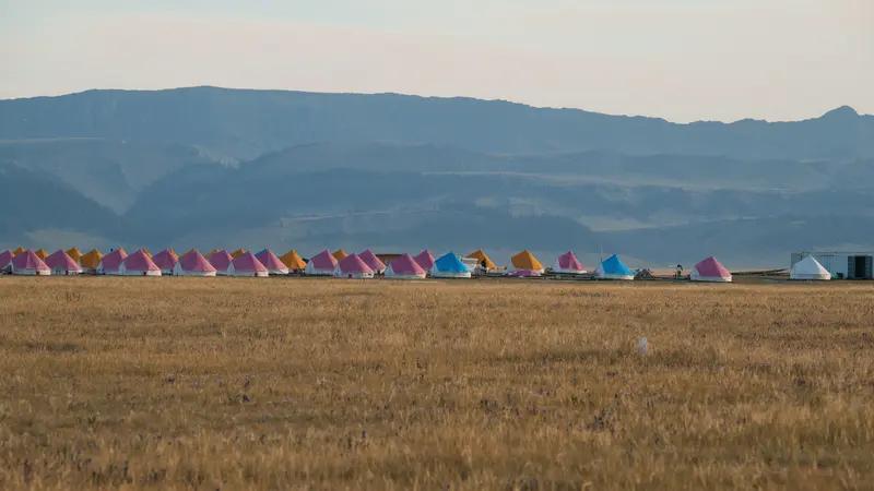 游玩新疆选机构可太重要了。2025年新疆旅游接待人次超3.2亿，定制游规模同比增