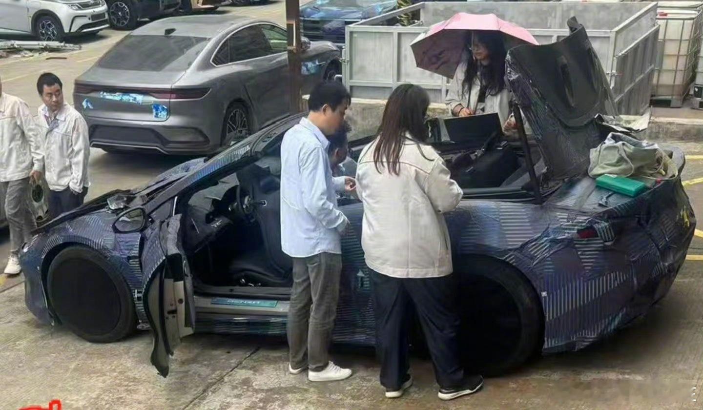 腾势居然造了个敞篷跑车。有网友拍到了路试图，敞篷一直都是小众玩物，不知道这次腾势