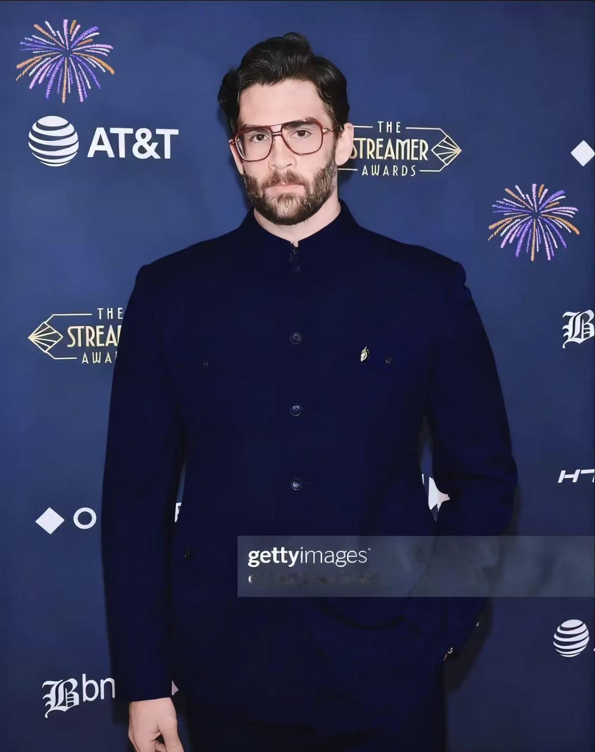 这就叫降维打击吧？
一个美国博主，先是跑去天安门看升旗，感慨那才是正常社会该有的