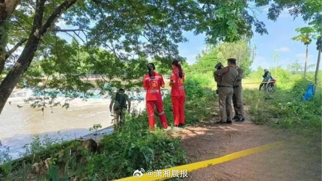 【#电子烟突然爆炸泰国男子当场毙命##电子烟爆炸泰国男子被碎片刺穿心肺#】近日，