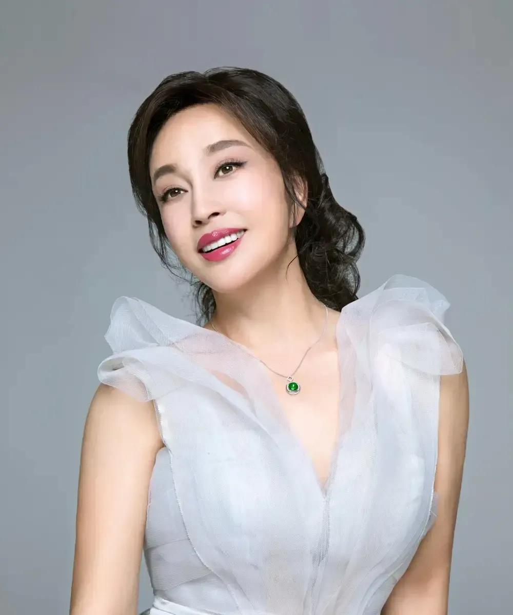 刘晓庆在石板路啪一下坐倒，膝盖磕得生疼，她先摸左腕的镯子，确认没裂才松口气。
我