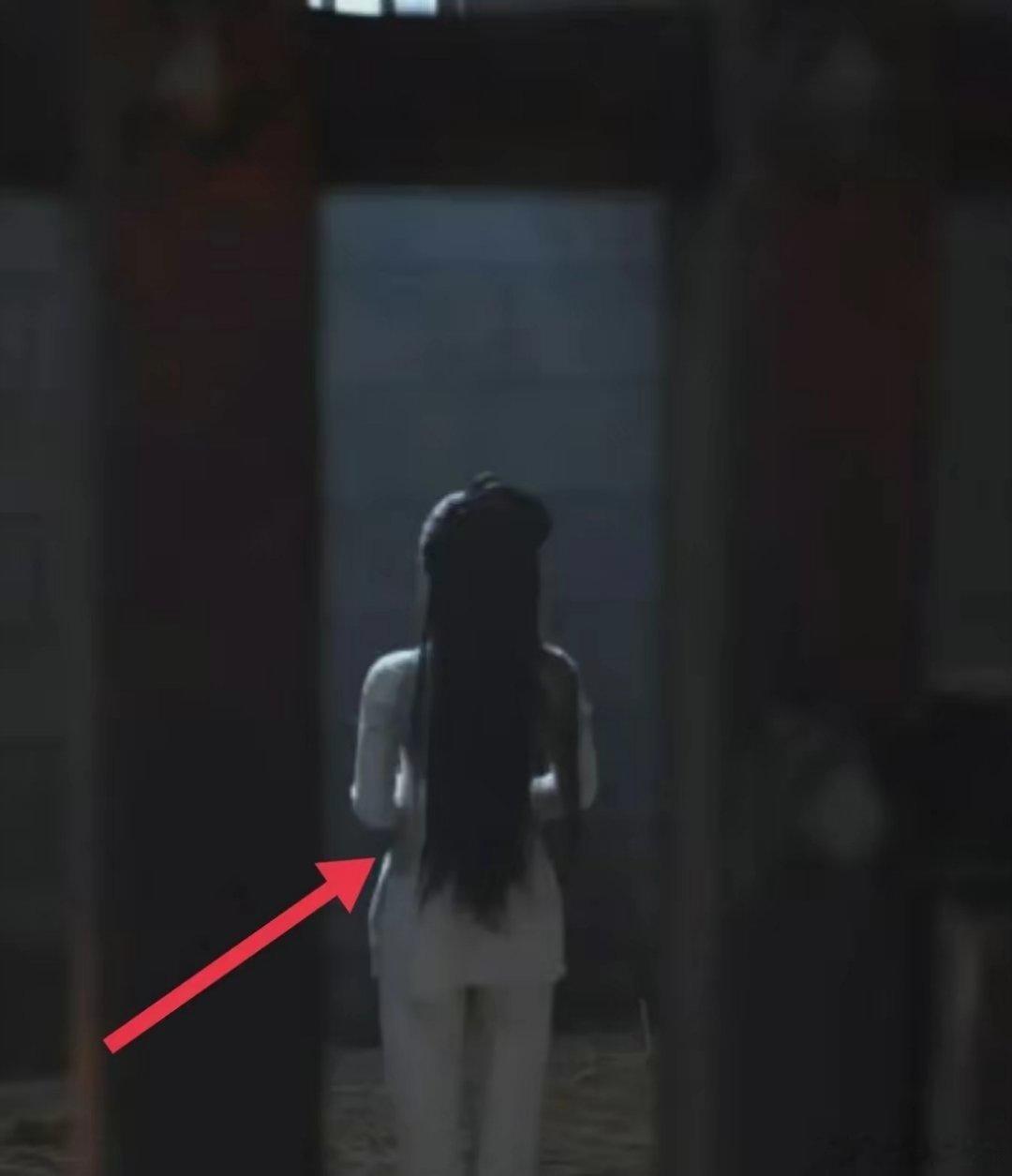 《珠帘玉幕》头一次见在牢狱这么精致的，还收腰囚服，不离谱吗？！[摊手][摊手] 