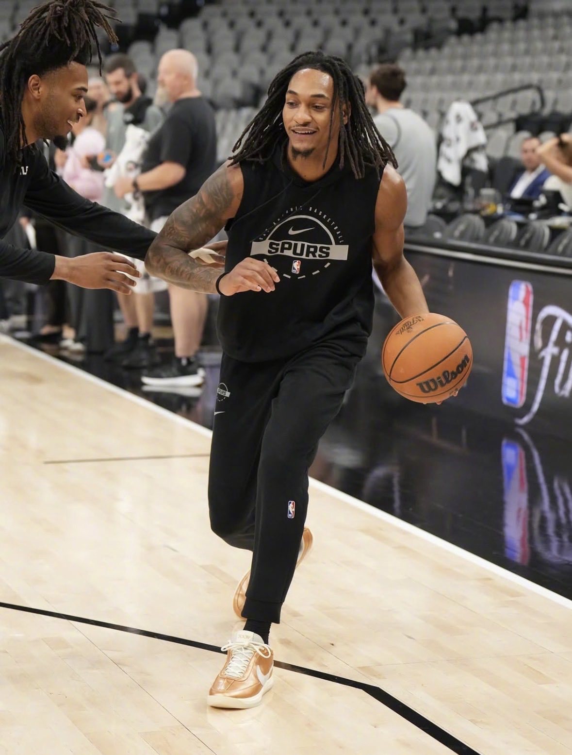 NBA鞋视角 Nike Book 2 PE马刺队瓦塞尔训练中上脚金色Book 2