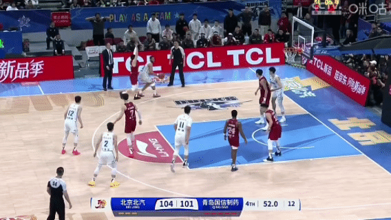 曾凡博，一断一帽杀死比赛。北京男篮vs青岛男篮曾凡博真想赢 ​​​