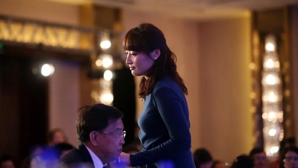 我以前看到宗馥莉的各种报道和照片总觉得她对世界有一种「淡漠」不是冷漠、也不是三星