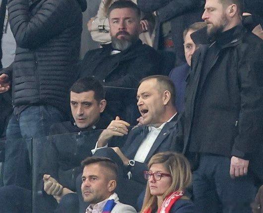 图像显示，华沙的美国特朗普朋友，和罗马尼亚的特朗普朋友不知道在一起要搞什么阴谋。