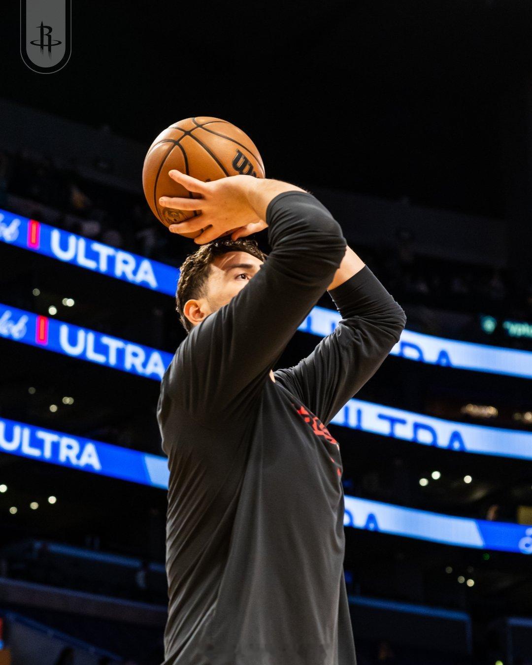 比赛还有差不多20来分钟，有翘班翘课看比赛的吗火箭vs湖人休斯顿火箭NBA圣诞大