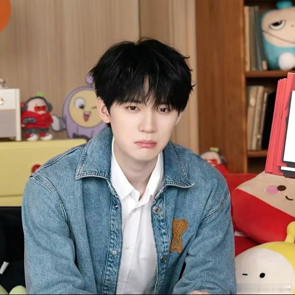 周翊然周翊然直播 直播里的周翊然也太萌了，软乎乎的模样直接戳中小心心，可爱值直接