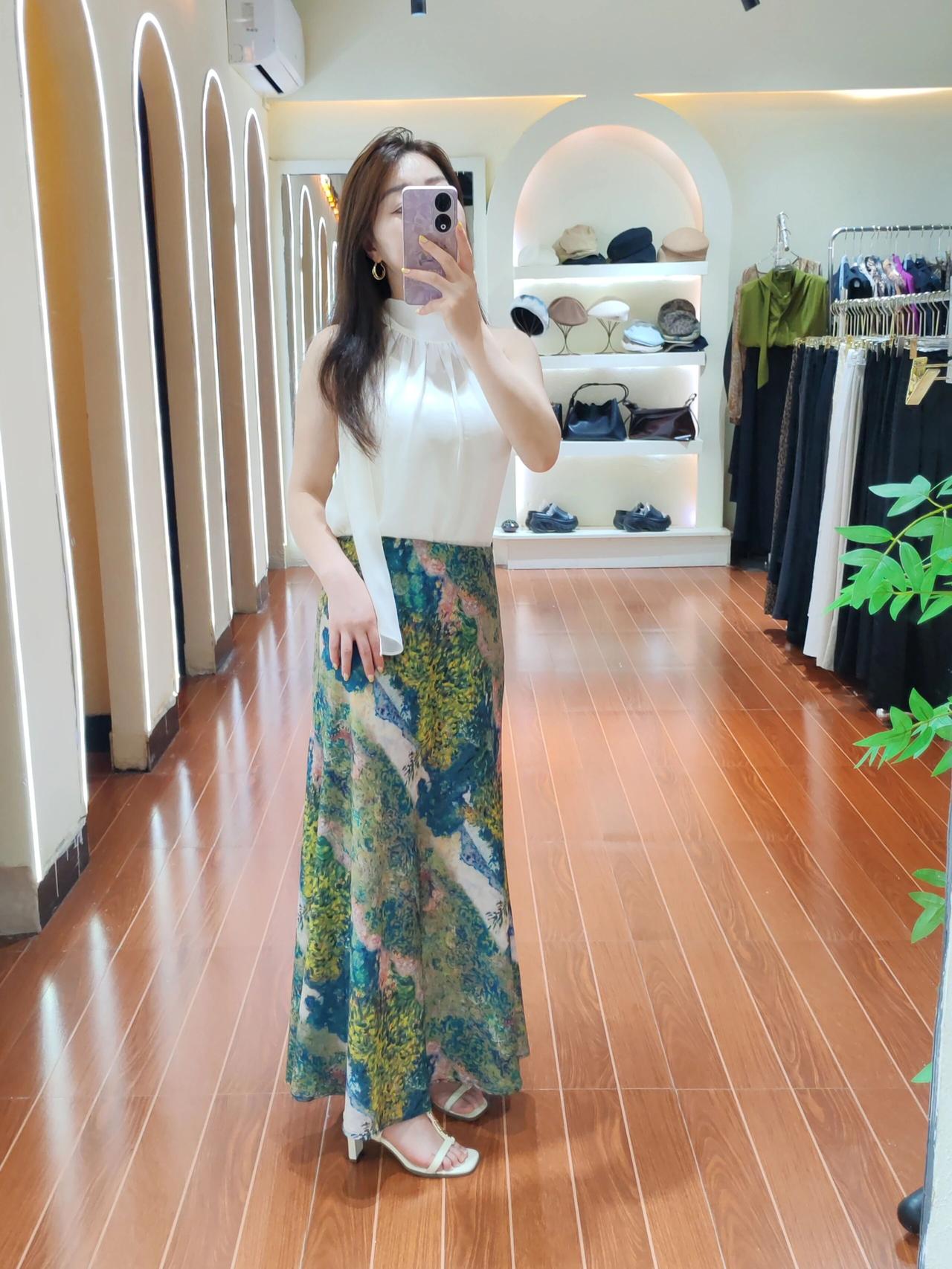 穿搭想有气质，门道可不少。普通长相也能靠穿搭逆袭。比如一身黑色系搭配独特裙装，能