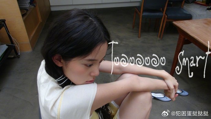 欧阳娜娜耳机线扎发 欧阳娜娜把耳机线缠发玩成时尚！将小混乱变精致编发，慵懒又灵动