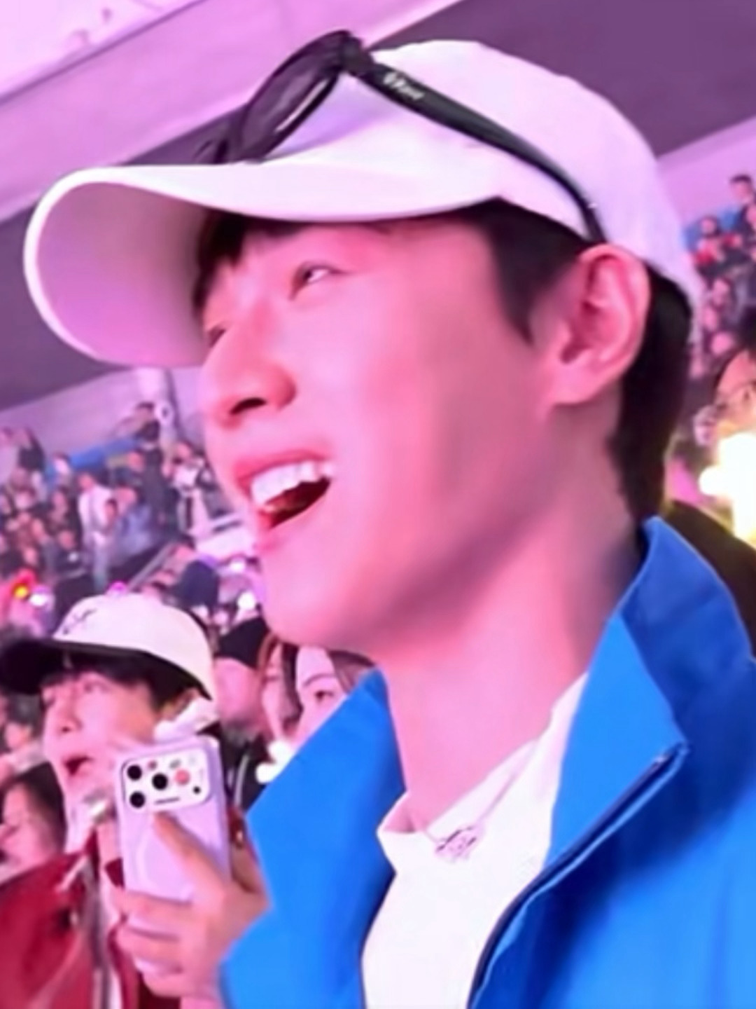 我看演唱会就李昀锐这样：只会副歌，忘词了就当氛围组我看演唱会就李昀锐这样