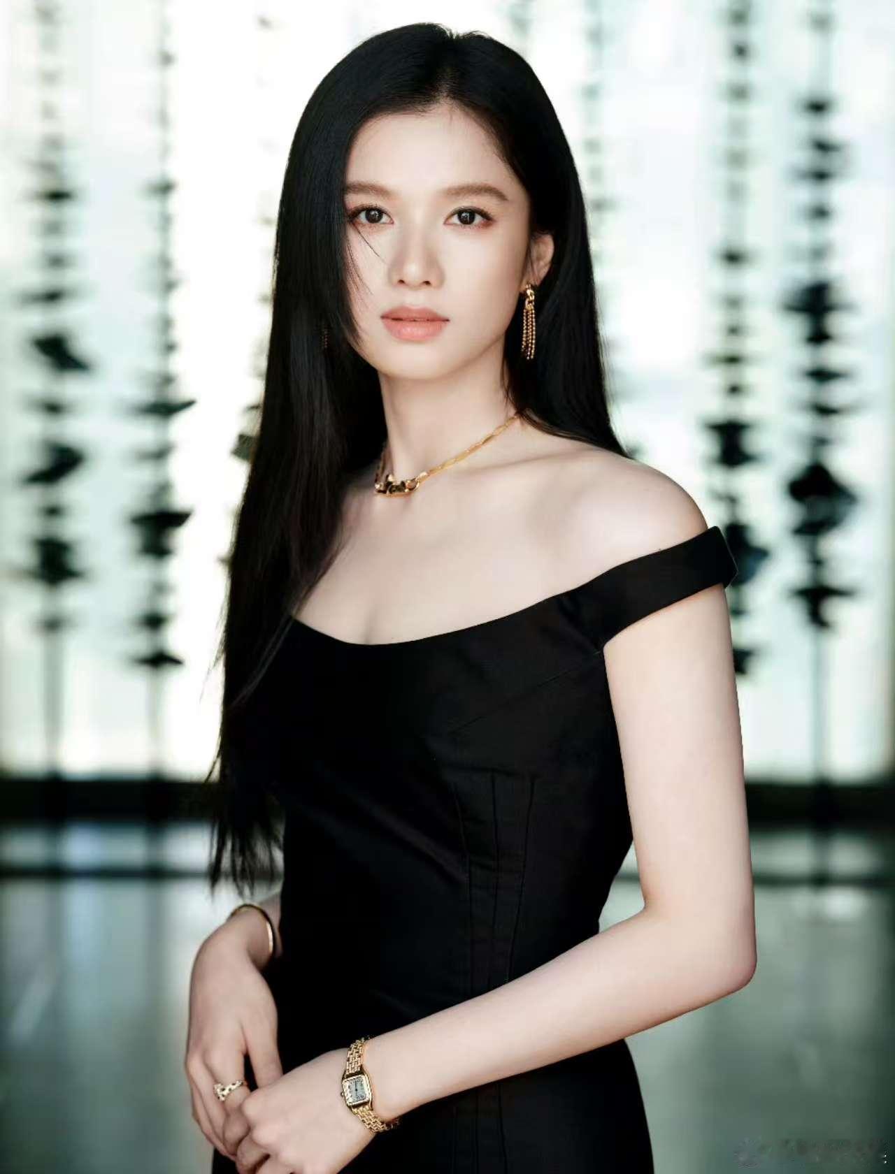 张婧仪探寻奇幻冬日张婧仪点亮璀璨张婧仪点亮璀璨，探寻奇幻冬日，