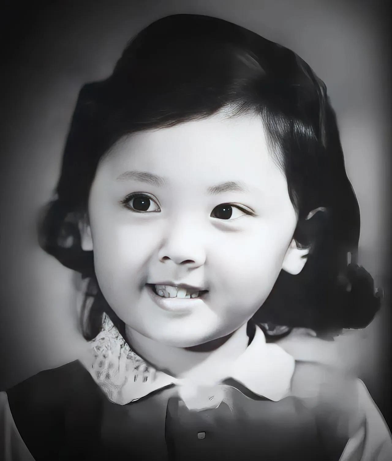 原来，女神小时候就这么漂亮，微卷的绒发，黑葡萄一样的眼睛，干净纯真的甜笑，一晃，