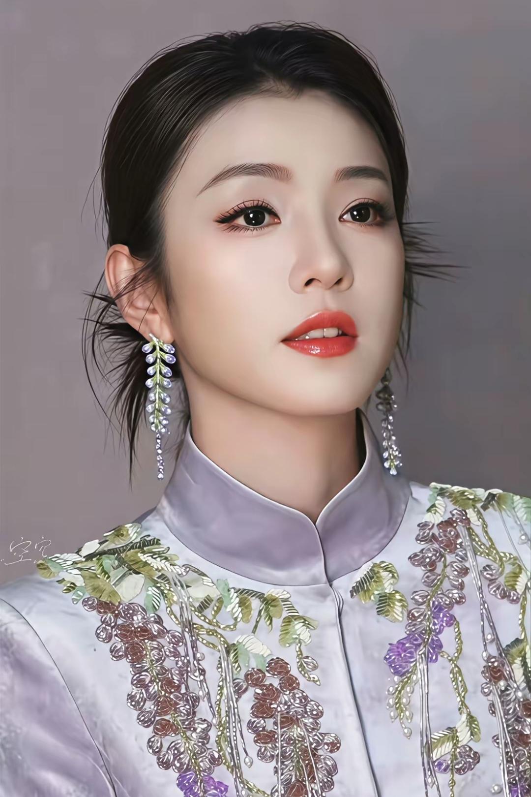 李云霄电影的东方美女，一举一动中，都透着优雅。她美若天仙！

恰似出水芙蓉般清新