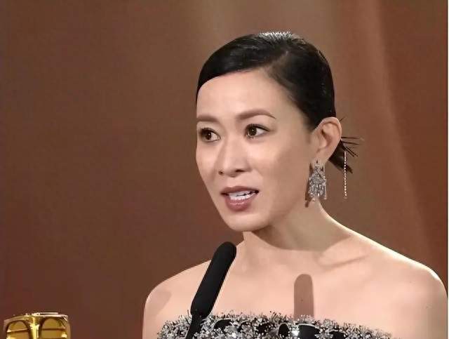 歌坛痛失刘欢才几天，佘诗曼又倒下了！把演艺圈最残酷的真相摊开