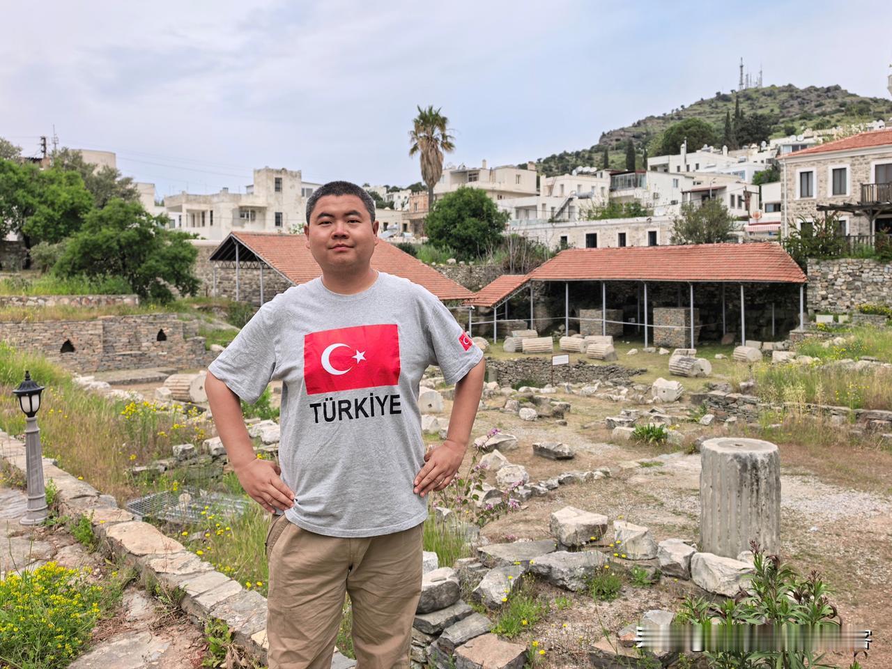 上午，在博德鲁姆，寻访摩索拉斯陵墓，乃“世界七大奇迹”之一。这里修建于公元前35