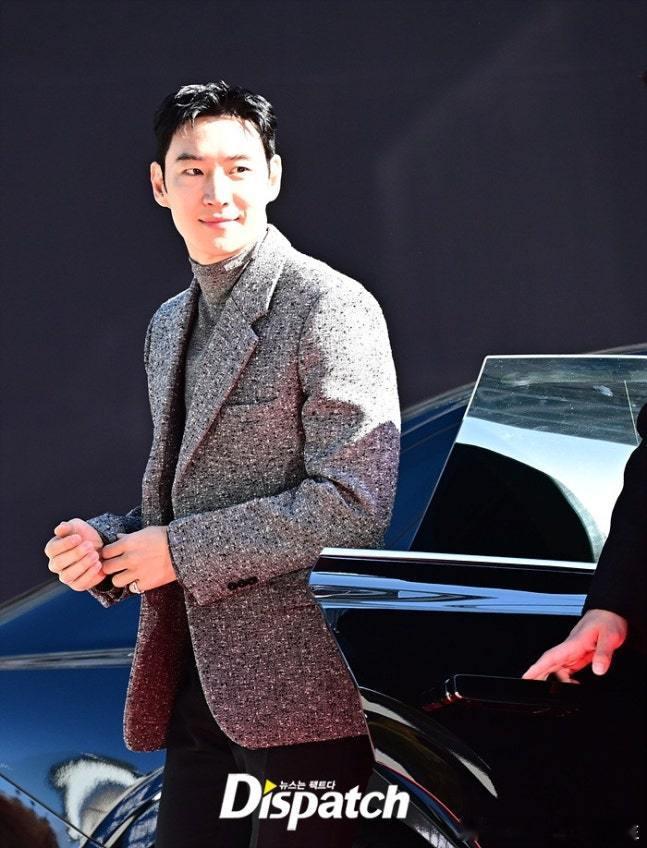 18日，演员 出席主演SBS新金土剧《模范出租车3》红毯活动，将于21日开播。 